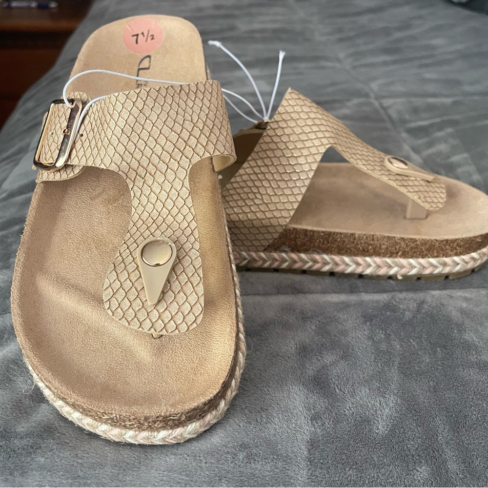 Chinese Laundry Beige Snakeskin Thong Sandal Size 7.5 NWOT